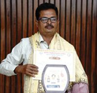 /media/clcrrtrust/chairman with momento and certificate.jpg